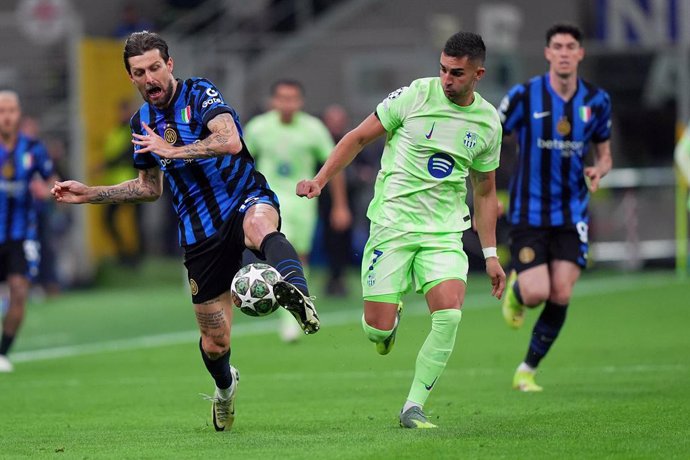 06 May 2025, Italy, Milan: Inter Milan's Francesco Acerbi and Barcelona's Ferran Torres battle for the ball during the UEFA Champions League semi final second leg soccer match between Inter Milan and Barcelona at San Siro Stadium. Photo: Spada/LaPresse vi