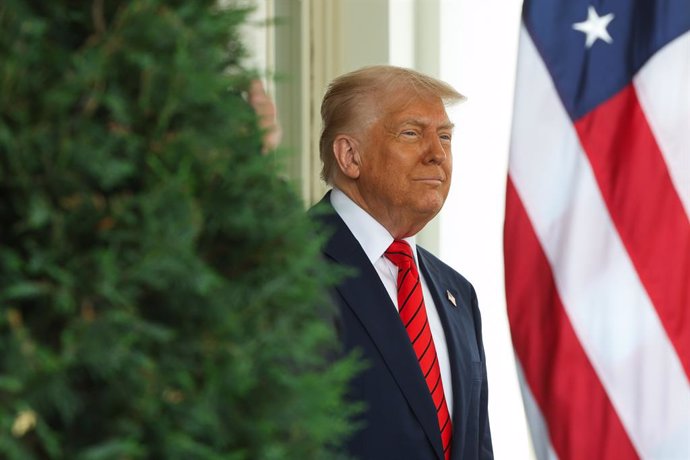 May 6, 2025, Washington, District Of Columbia, USA: United States President Donald J Trump greets Prime Minister Mark Carney of Canada outside the White House in Washington, DC, US, on Tuesday, May 6, 2025