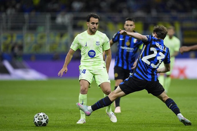 Eric Garcia of FC Barcelona and Nicolo Barella of Inter in action during the UEFA Champions League 2024/25 Semi Final First Leg match between FC Internazionale Milano and FC Barcelona at Giuseppe Meazza Stadium on May 06, 2025 in Milan, Italy.