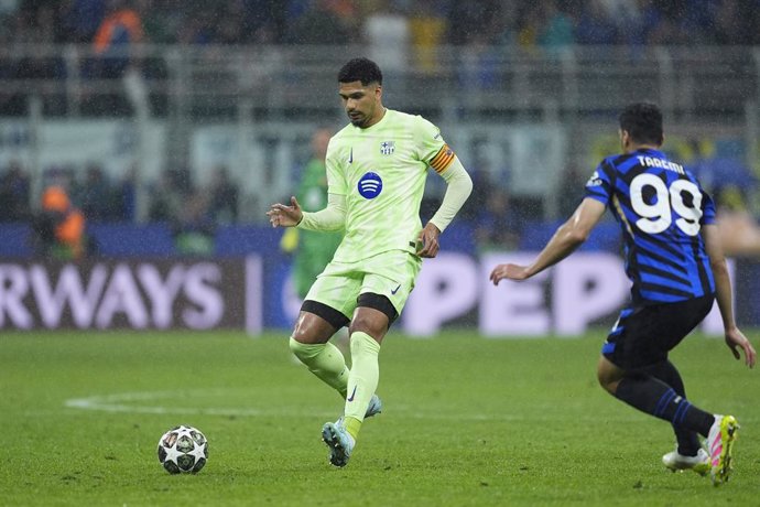 Ronald Araujo of FC Barcelona in action during the UEFA Champions League 2024/25 Semi Final First Leg match between FC Internazionale Milano and FC Barcelona at Giuseppe Meazza Stadium on May 06, 2025 in Milan, Italy.