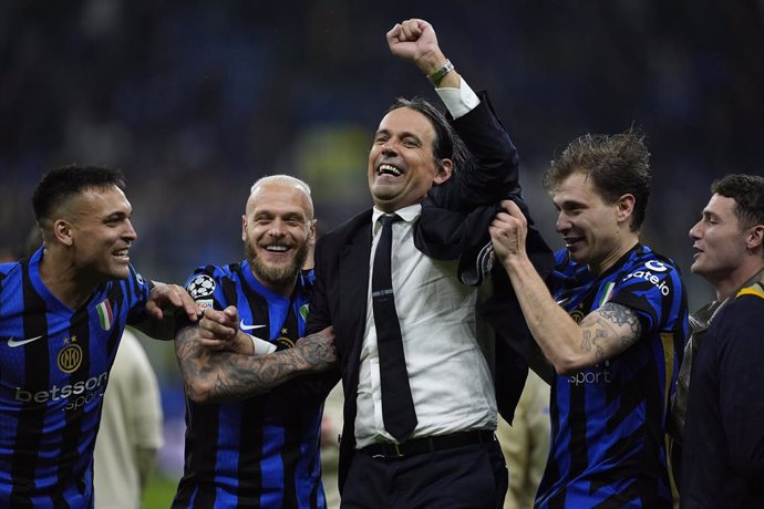 Simone Inzaghi, head coach of Inter, celebrates the victory during the UEFA Champions League 2024/25 Semi Final First Leg match between FC Internazionale Milano and FC Barcelona at Giuseppe Meazza Stadium on May 06, 2025 in Milan, Italy.