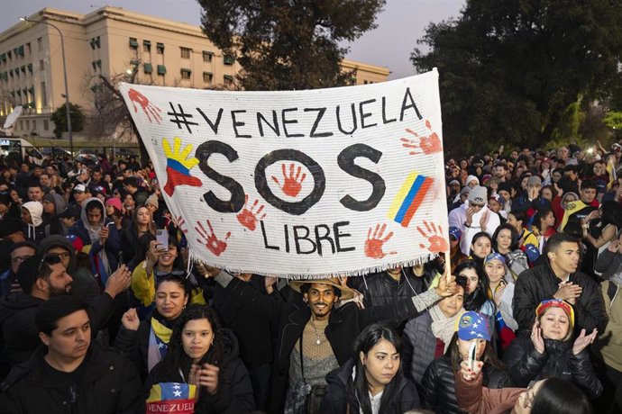 Archivo - Un manifestante muestra una pancarta que dice “Venezuela libre” durante una manifestación en Buenos Aires, Argentina, el 17 de agosto de 2024.