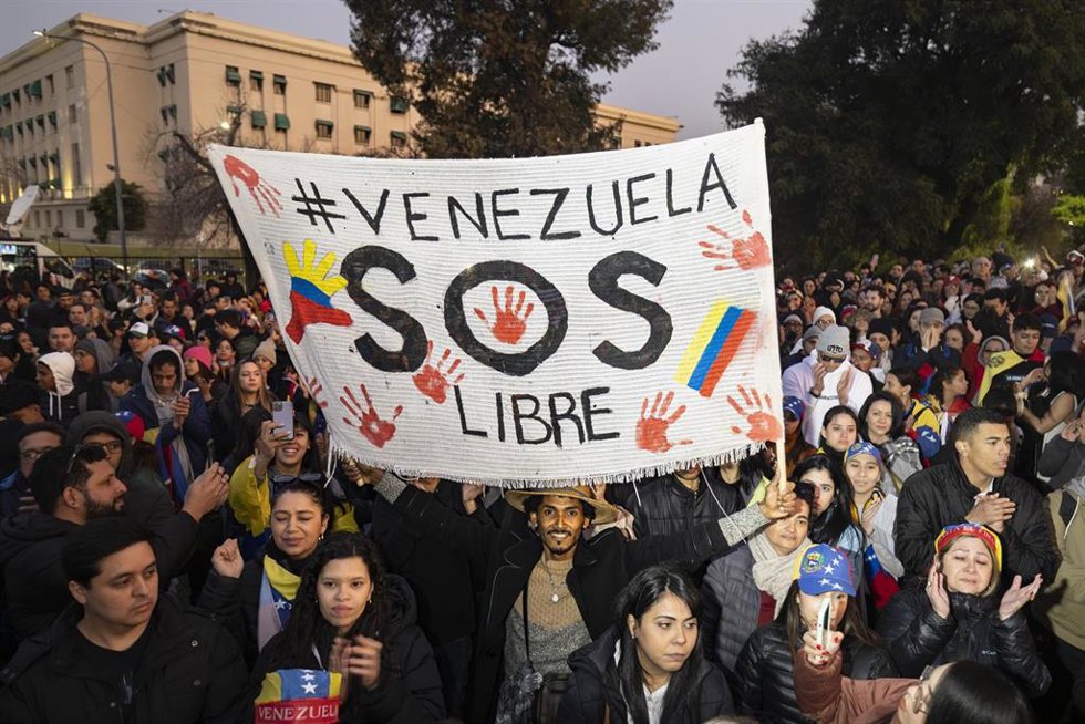 Archivo - Un manifestante muestra una pancarta que dice Venezuela libre durante una manifestación en Buenos Aires, Argentina, el 17 de agosto de 2024.