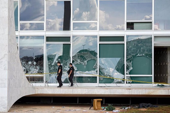Archivo - Vista del Tribunal Supremo (STF) tras la profanación sufrida durante una manifestación el domingo 8, contra el gobierno electo del presidente Lula, en Brasilia, Brasil, 10 de enero de 2023.  