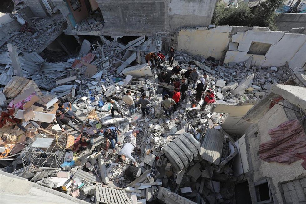 Imagen de archivo de un ataque israelí contra un edificio en el campamento de refugiados de Al Bureij, en la Franja de Gaza