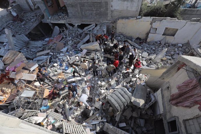 Imagen de archivo de un ataque israelí contra un edificio en el campamento de refugiados de Al Bureij, en la Franja de Gaza
