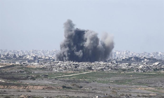Archivo - Imagen de archivo de un ataque israelí en la Franja de Gaza