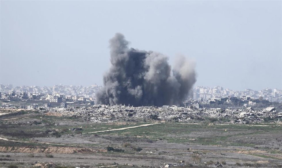 Archivo - Imagen de archivo de un ataque israelí en la Franja de Gaza