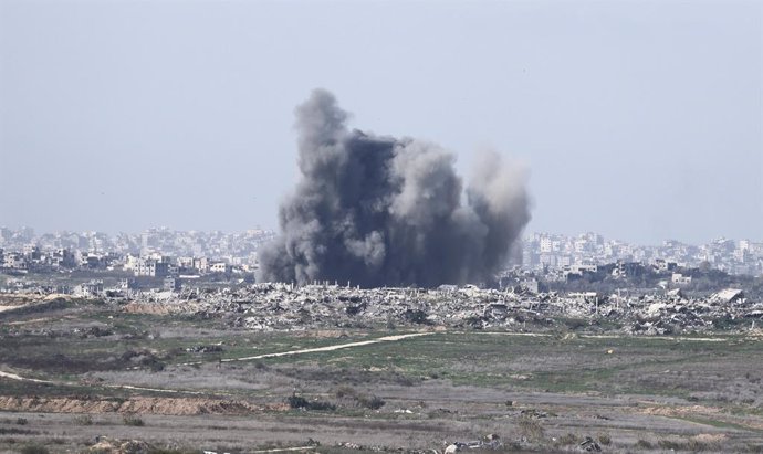 Archivo - JERUSALEM, Jan. 19, 2025  -- A location in Gaza is under attack on Jan. 19, 2025. The Israel-Hamas ceasefire agreement in Gaza came into effect on Sunday, after more than 15 months of deadly strikes.    Israeli Prime Minister Benjamin Netanyahu 