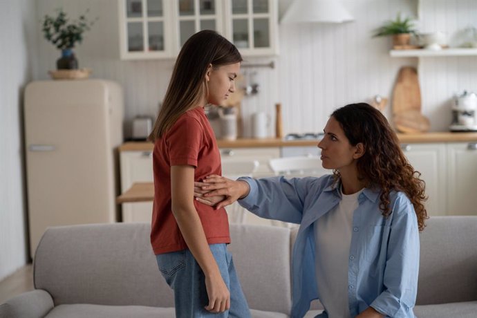 Archivo - Madre e hija dolor de regla