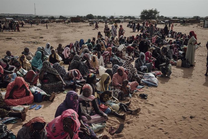 Archivo - Mujeres sudanesas refugiadas esperando al reparto mensual de comida organizado por ACNUR en el campo de tránsito de Adre, Chad, el 24 de junio, 2024.