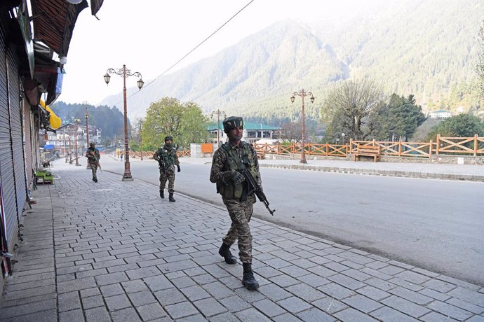 Miliatres indios patrullan en la localidad de Pahalgam, en Cachemira.
