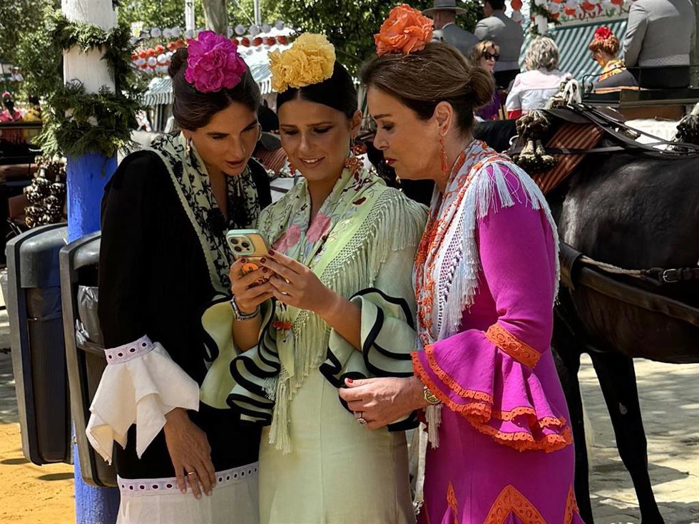 Lourdes Montes y Cayetana Rivera disfrutan de la Feria de Abril derrochando complicidad