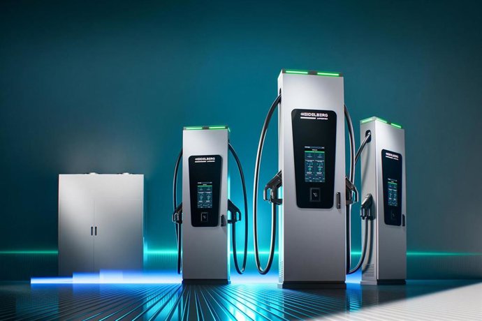 The modular DC fast charging solution Amperfied Dynamic DC consists of a central power unit that intelligently and dynamically distributes the available charging power to up to six connected dispensers, each with two charge points.