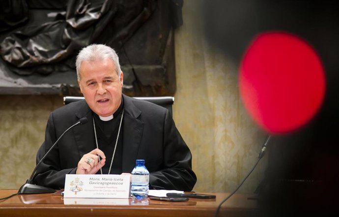 Archivo - El arzobispo de Burgos, Mario Iceta Gavicagogeascoa, durante una rueda de prensa, a 24 de junio de 2024, en Burgos, Castilla y León (España). Los servicios jurídicos del Arzobispado de Burgos han decidido excomulgar de la Iglesia Católica a las 