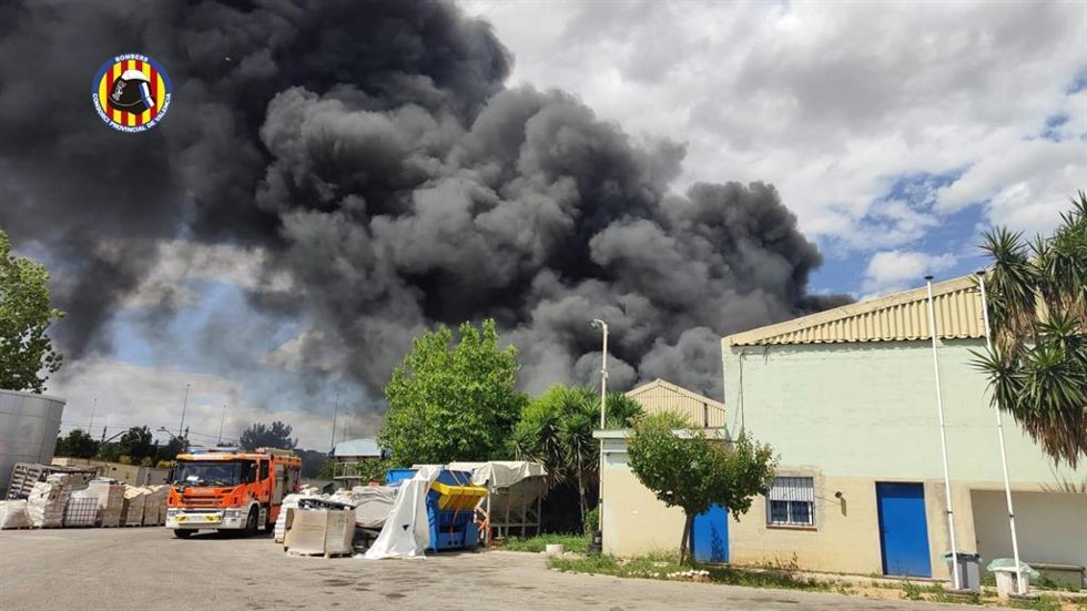  incendi en una empresa de residus a Silla