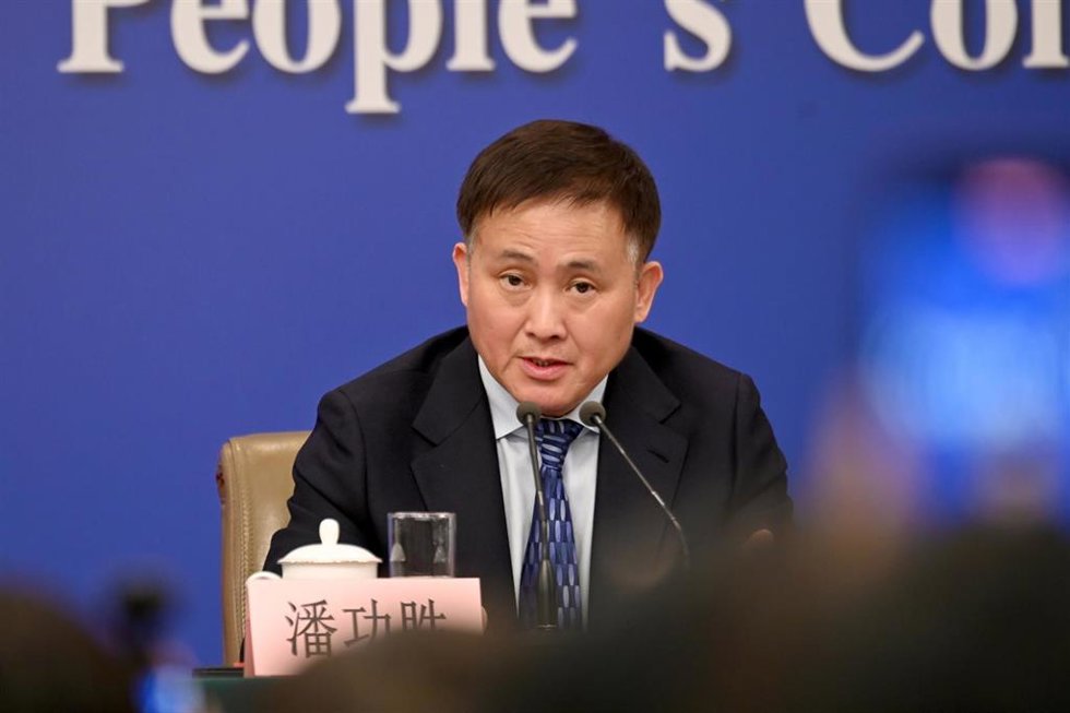 Archivo - 06 March 2025, China, Beijing: Pan Gongsheng, head of the Chinese central bank, speaks to journalists. Several ministry representatives answered questions about the economy at a press conference during the Chinese People's Congress. Photo: Joh