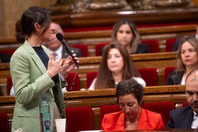 La consellera de Interior y Seguridad Pública de la Generalitat, Núria Parlon, en el pleno del Parlament.
