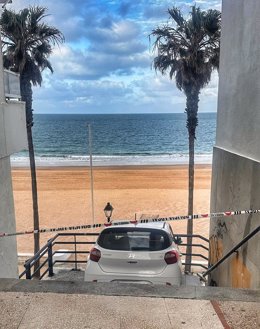 Vehículo accidentado en las escaleras de acceso a la playa de Rota.