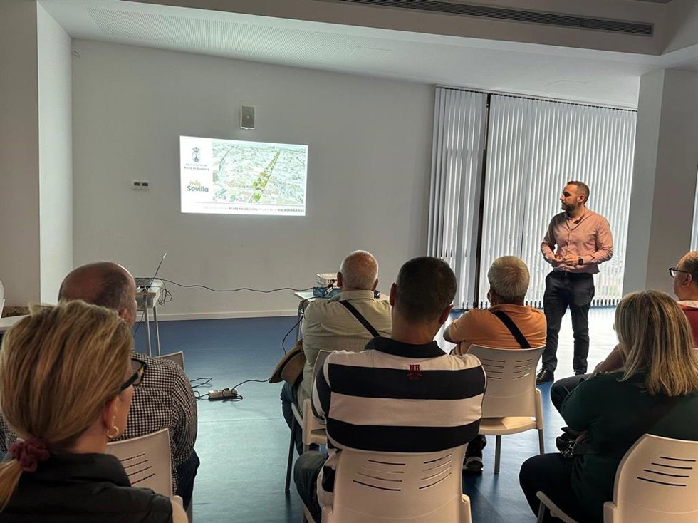 El delegado de Hábitat Urbano informa sobre el proyecto de reforma integral de la calle Malasmañanas.