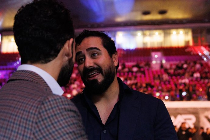 Archivo - El eurodiputado Luis 'Alvise' Pérez (d) saluda a otro invitado durante el evento ‘WAR IV: Una Noche de Élite en MMA’, en la Caja Mágica, a 30 de noviembre de 2024, en Madrid (España). Este evento es el epicentro del mundo de las artes marciales 