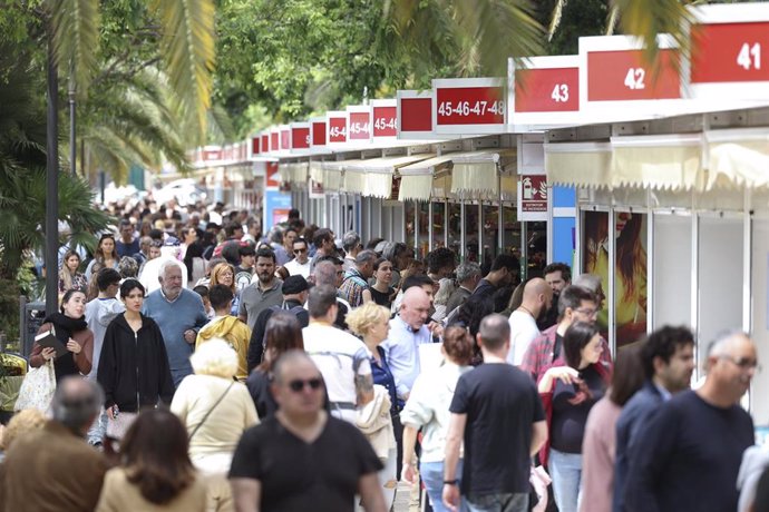 La 54 edición Feria del Libro de Málaga continúa en su emplazamiento clásico, el Paseo del Parque, hasta el próximo domingo 11 de mayo.