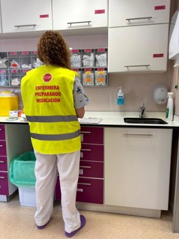La persona encargada de preparar la medicación lleva un chaleco distintivo, además, se señaliza con un piloto de luz roja la entrada de la zona de preparación en el momento en que el profesional está trabajado