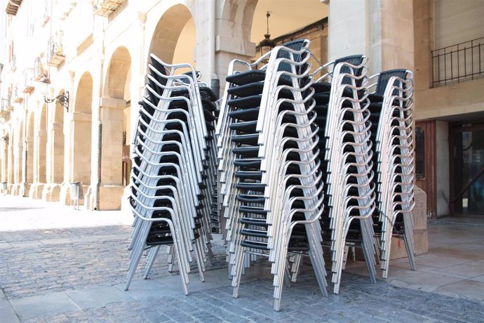 Archivo - Sillas recogidas en una terraza de Logroño