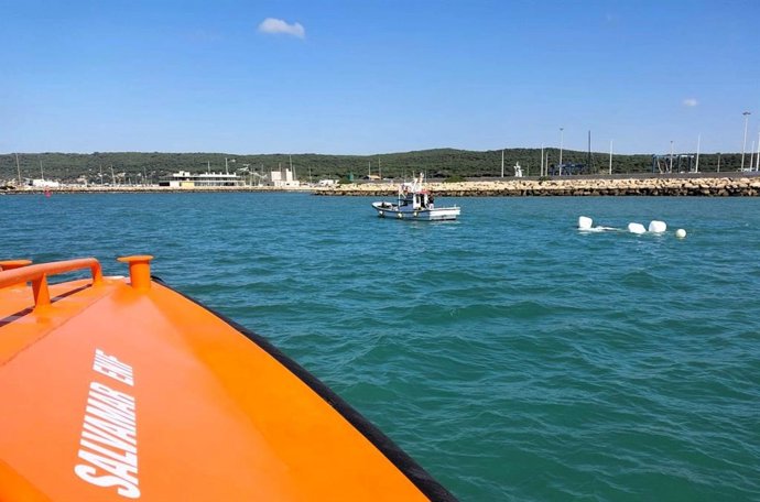 Una embarcación en el puerto de Barbate