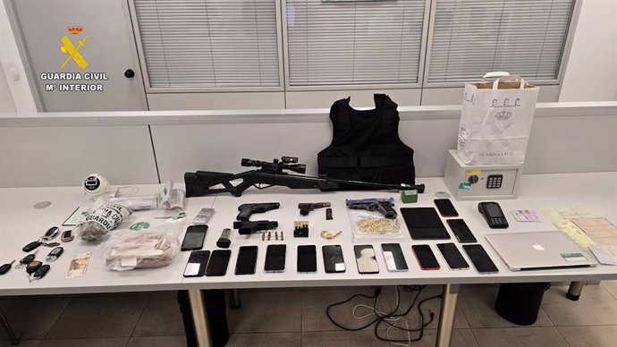 Oito pessoas envolvidas em tráfico de armas e drogas em Castellón, Tarragona e Jaén são presas