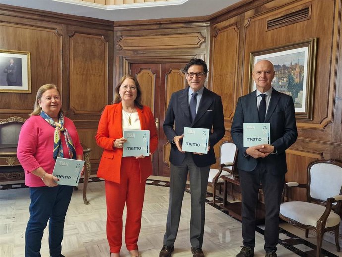 El presidente del Tribunal Superior de Justicia de la Región de Murcia, Miguel Pasqual de Riquelme, junto con el secretario de Gobierno, Javier Parra, visita la Asamblea Regional para presentar, como todos los años, la Memoria Judicial