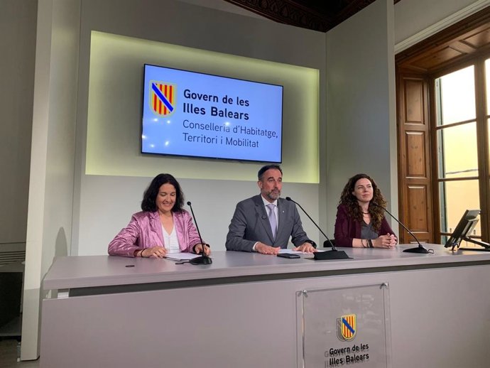 La directora del IBDona, Cati Salom, el conseller de Vivienda, Territorio y Movilidad, José Luis Mateo, y la directora técnica de la Fundació Es Garrover, Laura Rodríguez, en la presentación del convenio.