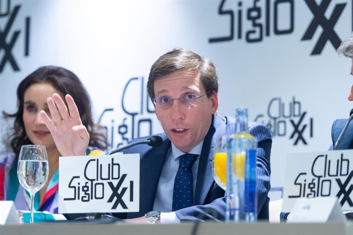 El alcalde de Madrid, José Luis Martínez-Almeida, protagoniza el desayuno-coloquio organizado por el Club Siglo XXI, en el Hotel NH Collection Madrid Eurobuilding, a 7 de mayo de 2025, en Madrid (España).