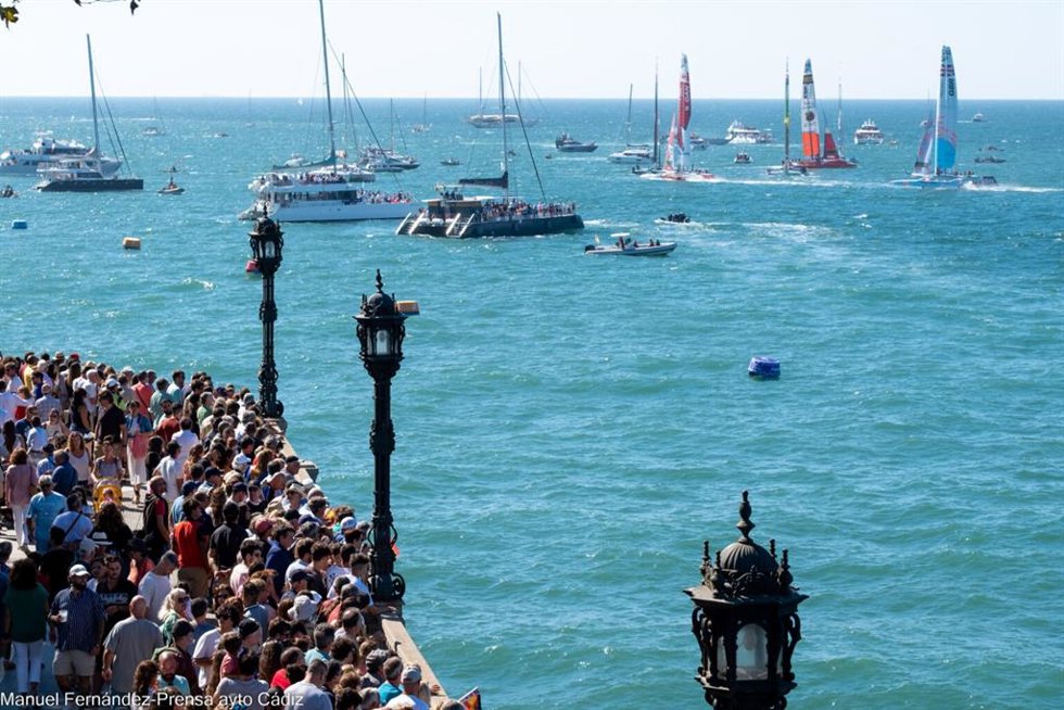 Archivo - Imagen del público presenciando un GP de España de la SailGP