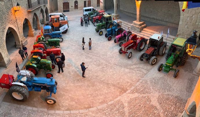 Cantavieja recibe a 20 tractores históricos participantes en la primera vuelta a la provincia de Teruel
