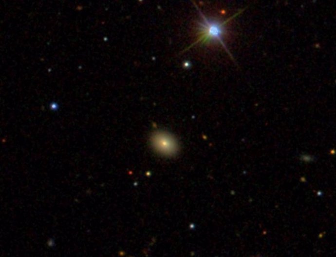 Un sistema que los astrónomos llaman Ansky, en la galaxia del centro de esta imagen, alberga una serie de erupciones cuasiperiódicas recientemente descubiertas.