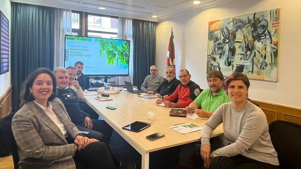Reunión entre la Diputación de Bizkaia y representantes del primer sector