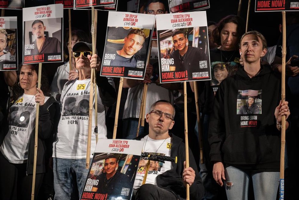 Familiares de los rehenes secuestrados por el Movimiento de Resistencia Islámica (Hamás) se manifiestan en la ciudad de Tel Aviv