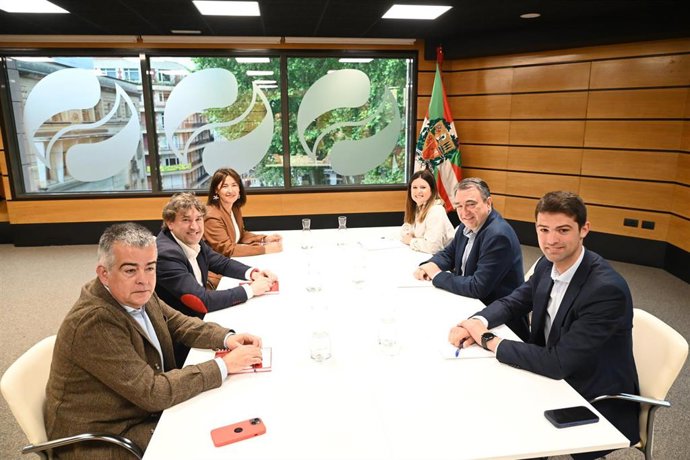 Delegaciones del PNV y PSE-EE, encabezadas por Aitor Esteban y Eneko Andueza, se reúnen en Sabin Etxea