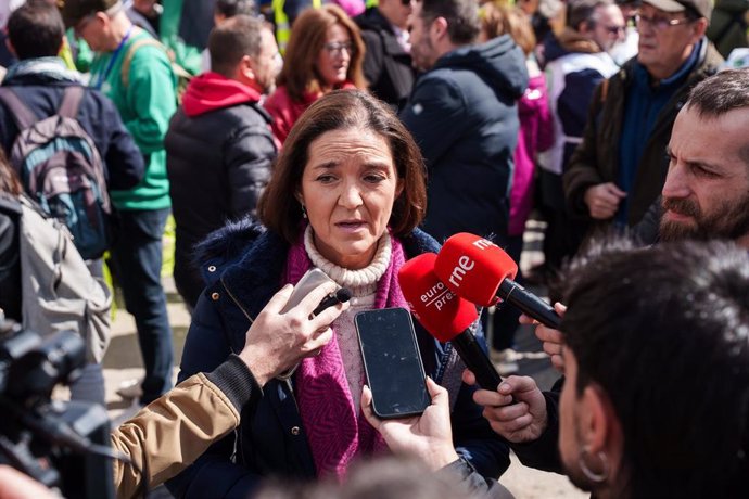 Archivo - La portavoz del PSOE en el Ayuntamiento de Madrid, Reyes Maroto, ofrece declaraciones a los medios, durante una manifestación en defensa de los servicios públicos, a 23 de marzo de 2025, en Madrid (España).