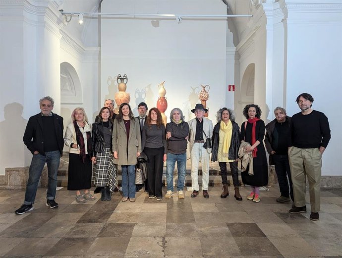El gerente de la Fundación Municipal de Cultura (FMC), Carmelo Irigoyen, presenta en la Sala Municipal de Exposiciones de La Pasión la muestra colectiva 'También los dioses habitaron estas tierras'