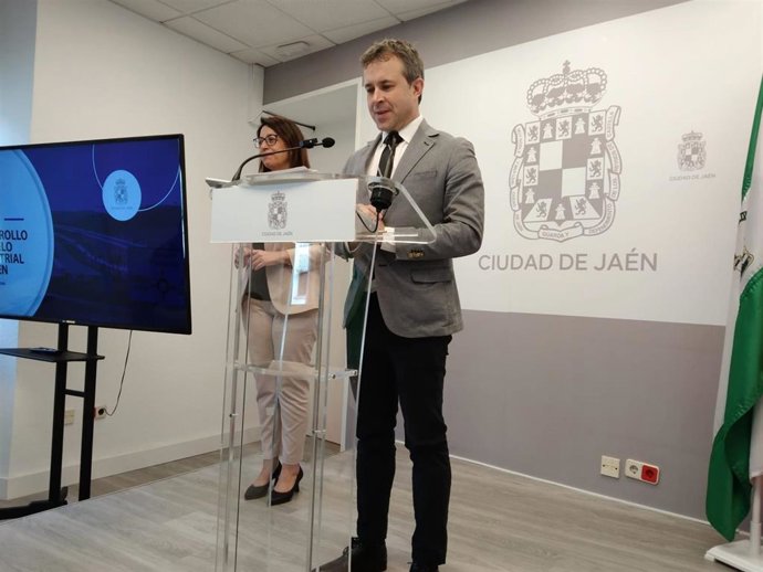 El alcalde de Jaén, Julio Millán, durante la rueda de prensa