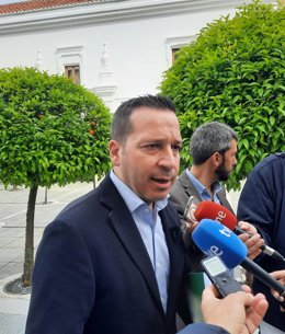 El portavoz de Vox en la Asamblea de Extremadura, Óscar Fernández Calle, en declaraciones a los medios