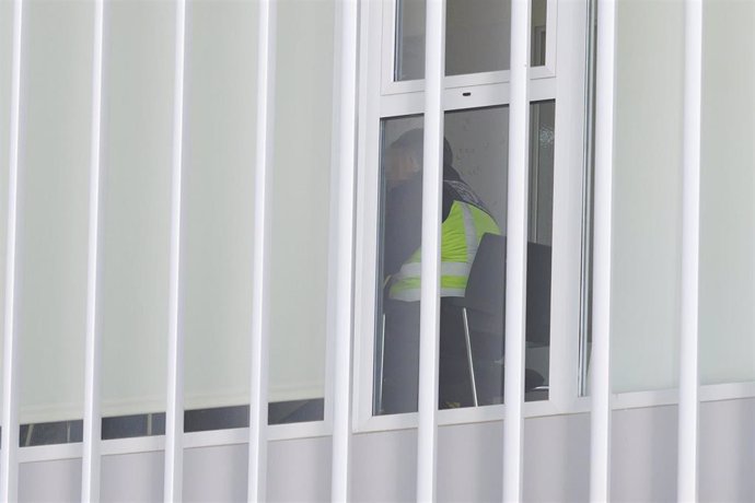 Archivo - Agentes de la Unidad de Delincuencia Económica y Fiscal (Udef) de la Policía Nacional en las dependencias de la Policía Local de Granada el pasado 18 de febrero de 2025