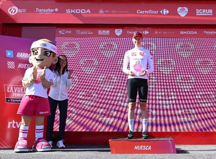 La mascota Vita, de ElPozo Bienstar, hace entrega en el pódium al 'Premio a la Combatividad'.