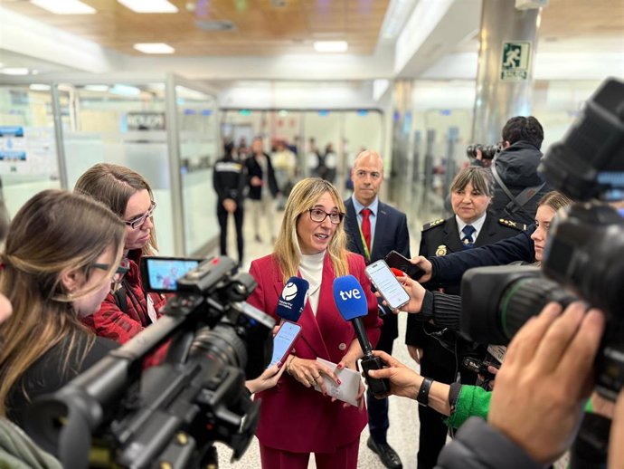 Imagen de archivo.- La delegada del Gobierno en Cantabria, Eugenia Gómez de Diego, realiza declaraciones a los medios