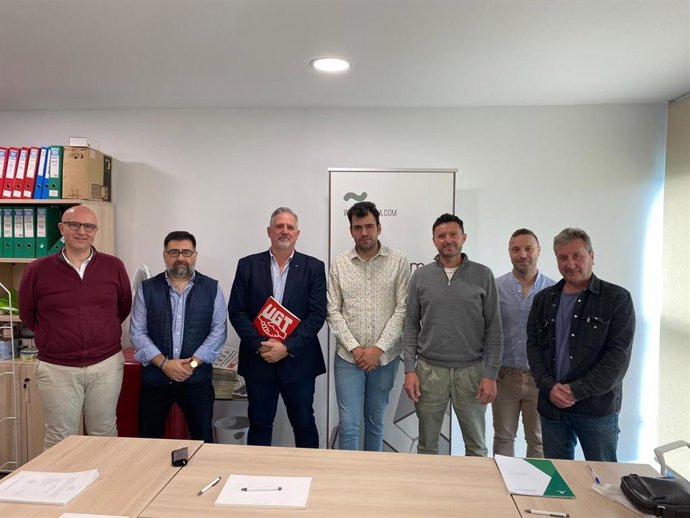 Representantes de los sindicatos UGT y CCOO, y de la patronal Uniema, tras la firma del convenio de la madera de Córdoba.