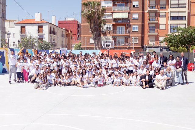Alumnos y participantes en la inauguración de 'La pintada del Cabanyal'