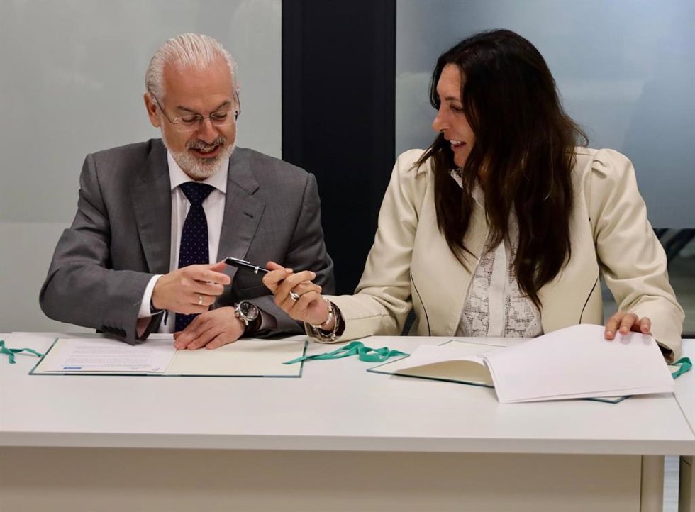 La consejera de Inclusión Social, Juventud, Familias e Igualdad, Loles López, y el director de Recursos Humanos de Parques Energéticos de Moeve, Jesús García Arieta.