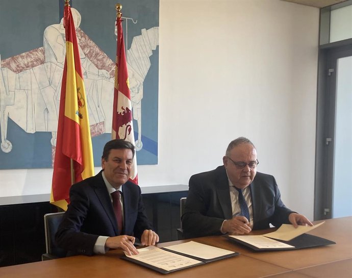 Archivo - Carriedo (i) y Vázquez, durante la firma del protocolo.